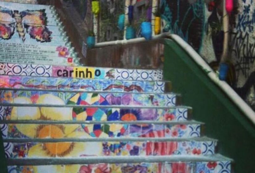 Escadaria do Patápio é decorada com azulejos coloridos e são um dos pontos de interesse popular do bairro. / Foto: Reprodução Facebook Microrroteeiros da cidade