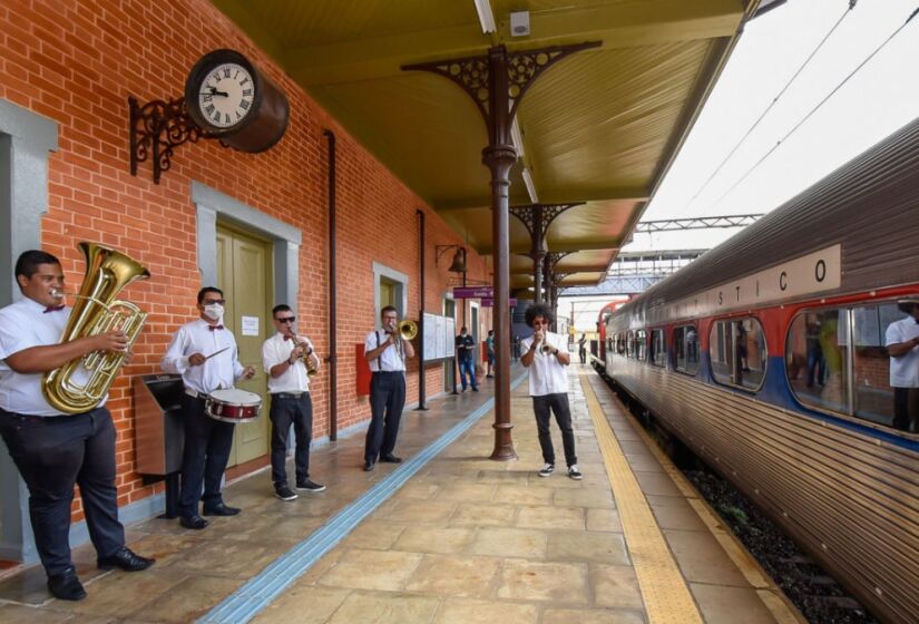 Banda Musical Vivace Itinerante Tarantella Napolitana recepciona passageiros da CPTM na estação de Jundiaí. / (Foto: Divulgação/Prefeitura de Jundiaí)