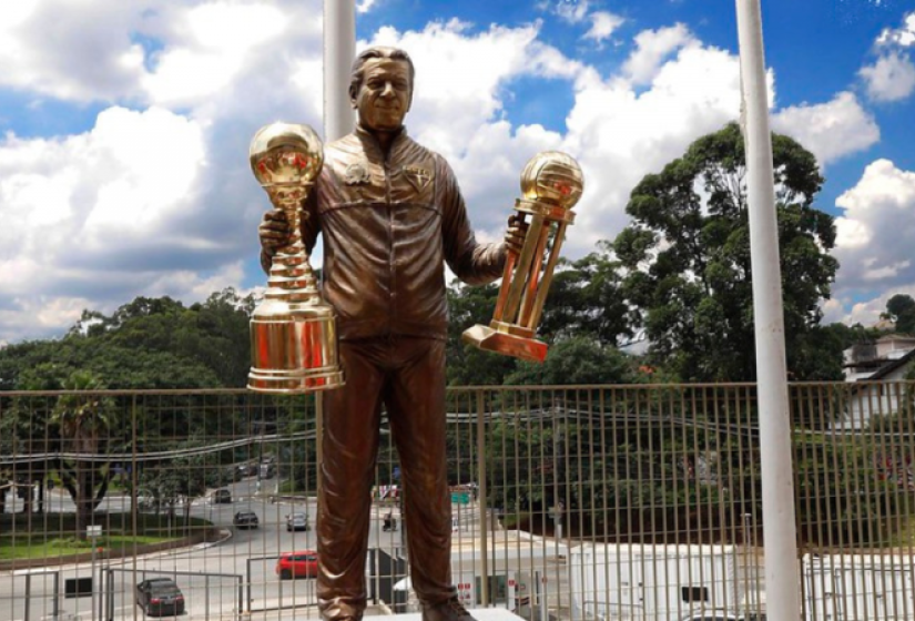 No aniversário de 93 anos do São Paulo Futebol Clube, em 25 de janeiro de 2023, uma estátua de Telê Santana foi inaugurada no portão 2 do MorumBIS - (Rubens Chiri/São Paulo FC)