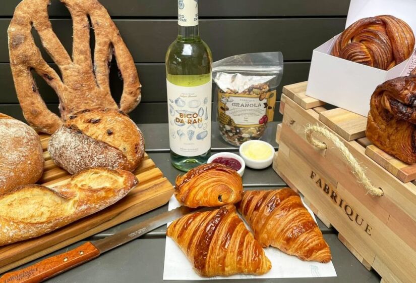 Com foco em pães artesanais de fermentação natural, a Fabrique oferece clássicos da panificação francesa, como croissants, pain au chocolat, e baguettes. Foto: Divulgação