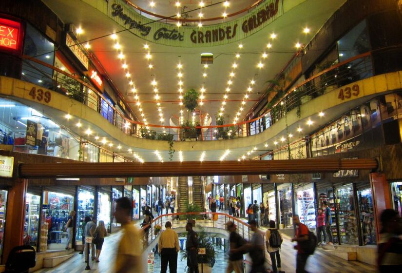 A Galeria do Rock, localizada na Avenida São João, São Paulo, foi inaugurada em 1963 e é um dos principais centros comerciais voltados para o público jovem e subculturas urbanas. / Foto: Carlos Ebert/Flickr