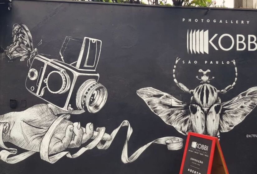 Próxima ao Beco do Batman, a Kobbi Gallery, na Travessia Alonso, 23, é especializada em fotografia e apresenta exposições de trabalhos de diversos fotógrafos. / Foto: Instagram/@offthewallsof
