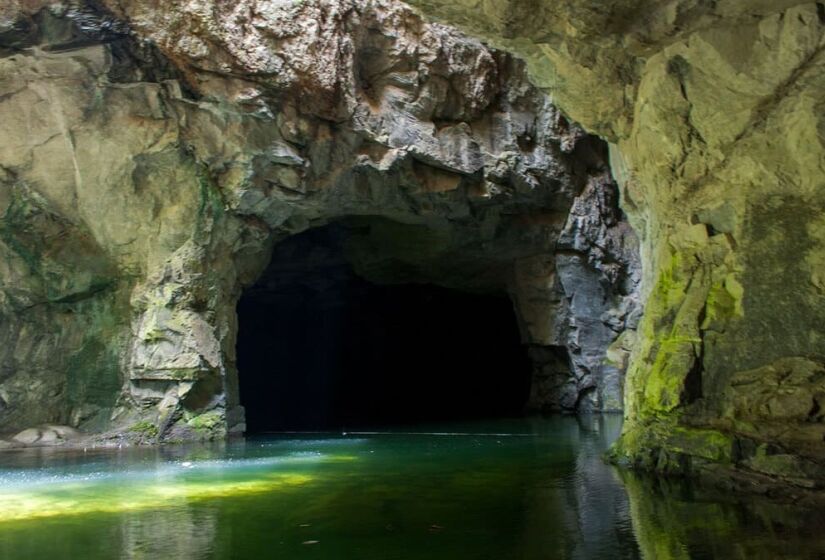 Entre as atrações de Socorro, destaca-se a Gruta do Anjo, com águas transparentes, e a Cachoeira do Monjolinho, que proporcionam momentos de lazer em meio à natureza. O destino é ideal para uma escapada de fim de semana. / Foto: Fernando Stankuns / Flickr