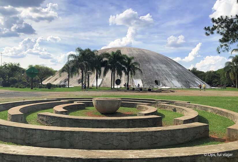 O tamanho do Parque Ibirapuera, que hoje é de 1,5 milhão de metros quadrados, poderia ter sido 29 vezes maior. As terras devolutas, que foram cedidas pela União à Prefeitura em 1890 para darem origem à área verde, tinham originalmente 43,5 milhões de metros quadrados. Contudo, essas terras foram ocupadas por bairros como Vila Nova Conceição e Indianápolis - (Austyn Silva/Google Reviews)