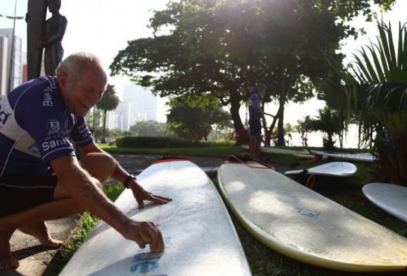 Também há diversas modalidades esportivas que os idosos podem praticar em Santos, incluindo surfe, vôlei, hidroginástica, natação e alongamento, oferecidas pela Secretaria de Esportes nos ginásios municipais e Postos de Salvamento ao longo da orla. / Foto: Prefeitura de Santos