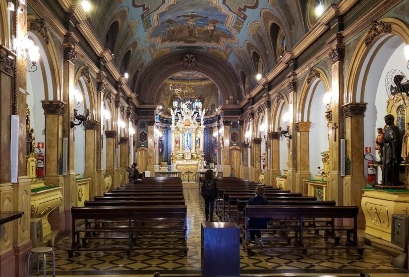 No início do século 19, ainda na época do Brasil Império, começou a história da Igreja de Santa Cruz das Almas dos Enforcados. Mesmo após tantos anos, a igreja continua de pé, no exato lugar em que foi construída - (RB/Google Reviews)