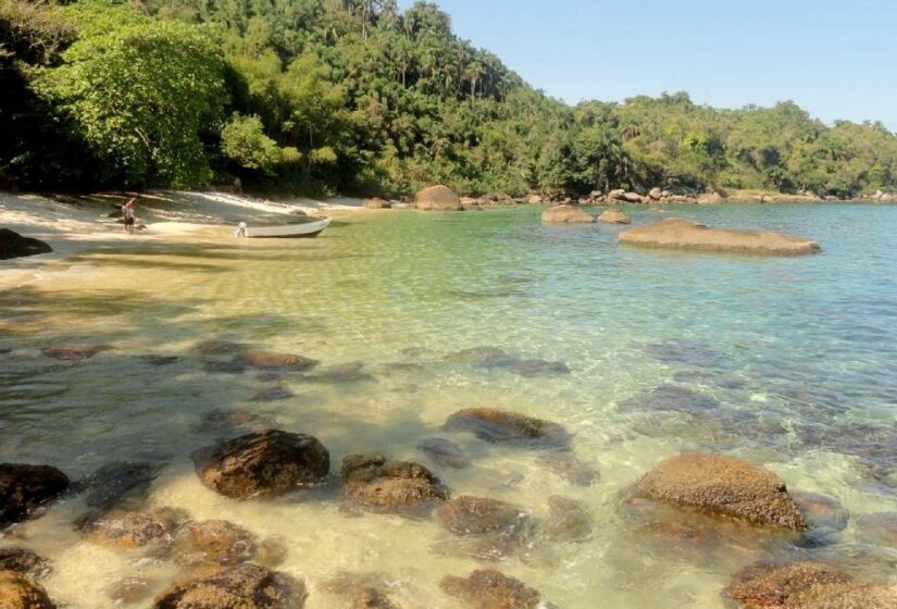 A aventura na viagem já começa no caminho, já que o lugar só é acessível de barco. Ao chegarem, os turistas desembarcam na Praia da Terra. Caso os visitantes desejem nadar pelo trajeto, o recomendado é escolher as bordas da praia, longe das embarcações - (Divulgação/Secretaria Municipal de Turismo)