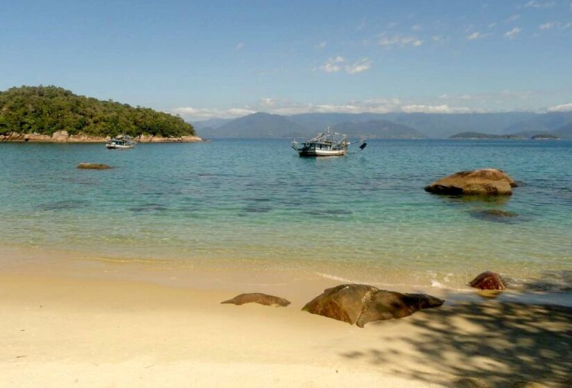 É possível realizar uma série de atividades no paraíso de Ubatuba. Uma das principais atrações é o mergulho de máscara e o snorkel, podendo levar o próprio equipamento ou alugar tudo nos barcos responsáveis pelo passeio - (Divulgação/Secretaria Municipal de Turismo)