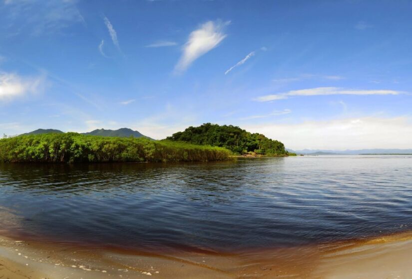 A visita ao Núcleo Perequê exige o acompanhamento de monitores ambientais credenciados, garantindo que a experiência seja segura e informativa. Foto: Prefeitura de Cananéia