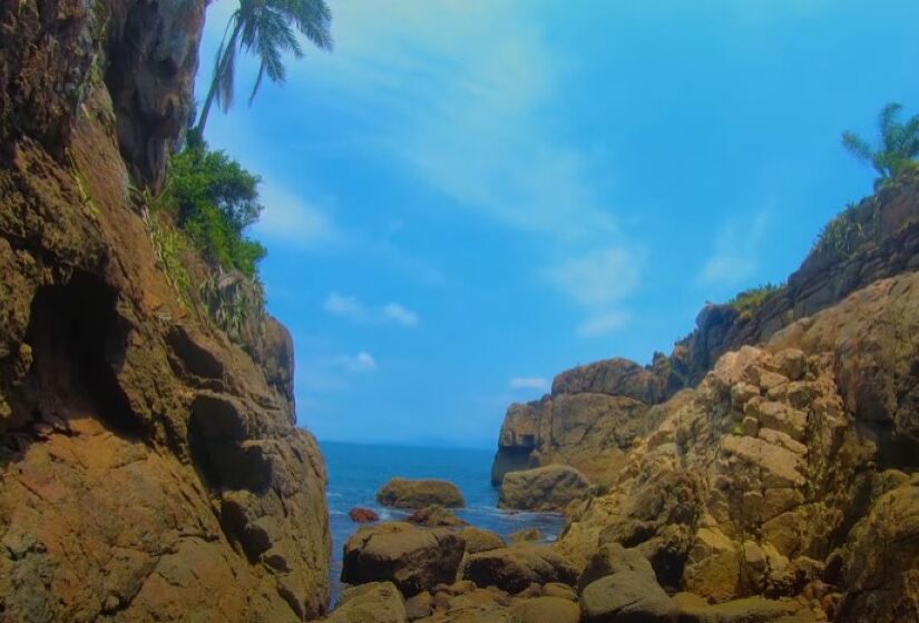 Imagens da Praia da Selinha, a menor praia do mundo, que fica em Ubatuva - (Foto: Reprodução/Youtube Ubatuba Guide)