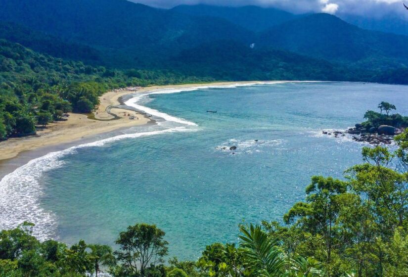 A Praia de Castelhanos, situada em Ilhabela, é considerada uma das mais belas do Brasil. / Foto: Wikimedia Commons

