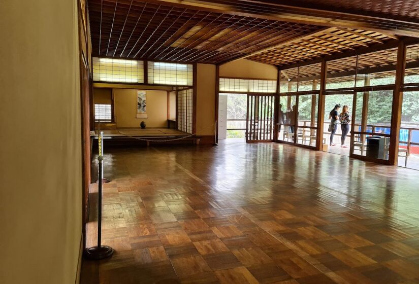 O Pavilhão Japonês foi transportado desmontado, em navio, e reúne materiais trazidos originalmente do Japão, como as madeiras, pedras vulcânicas do jardim, lama de Kyoto que dá textura às paredes, por exemplo - (Fábio Yukio Suetsugu/Google Reviews)