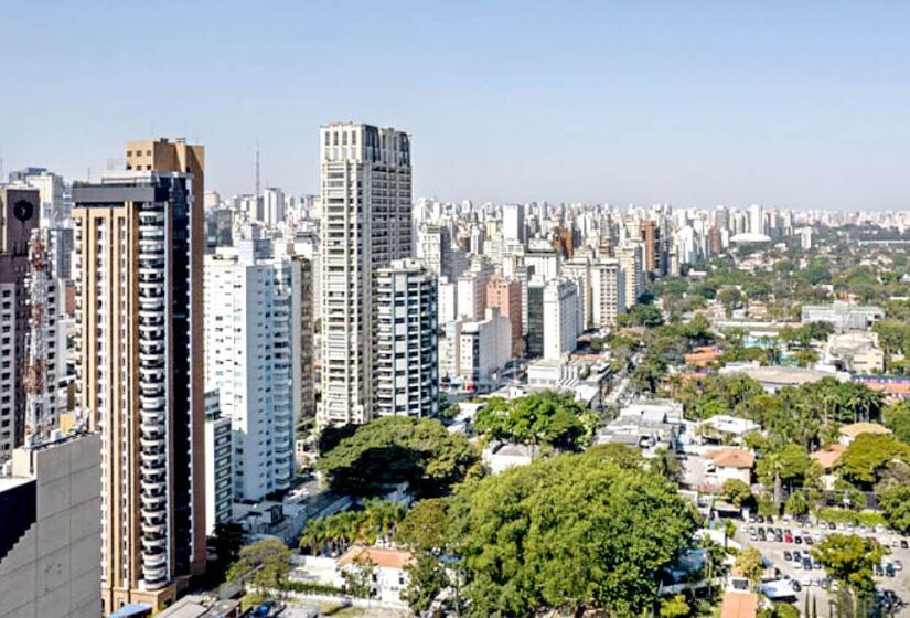 A parte dos pássaros, delimitada entre a Avenida Santo Amaro e a Avenida Ibirapuera, apresenta ruas com nome de aves, como Canário, Inhambu, Gaivota, Pavão, Rouxinol, entre outras, e é o lado mais caro de Moema, com a taxa de condomínio tendo o custo de R$ 15,22 por metro quadrado - (Wikimedia Commons)