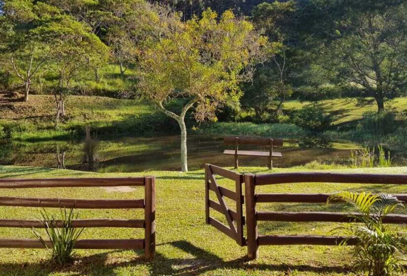 Localizada em um terreno de 50 mil metros quadrados, a pousada é cercada pela natureza exuberante e adjacentes a uma mata preservada. Foto: Divulgação/Pousada Gaia. 