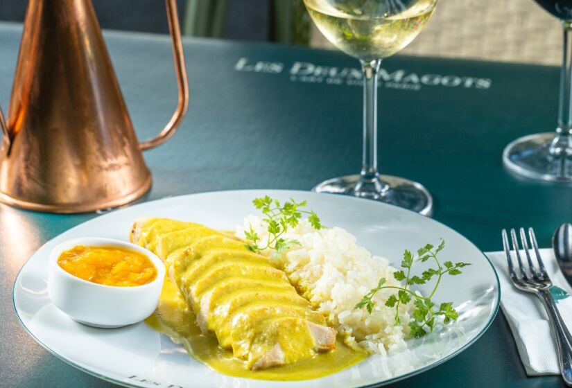 O restaurante Le Deux Magots é decorado para lembrar os cafés parisienses, com toques europeus, e o cardápio inclui pratos clássicos da culinária francesa, como quiches e croissants, além de uma seleção de vinhos importados. Foto: Divulgação