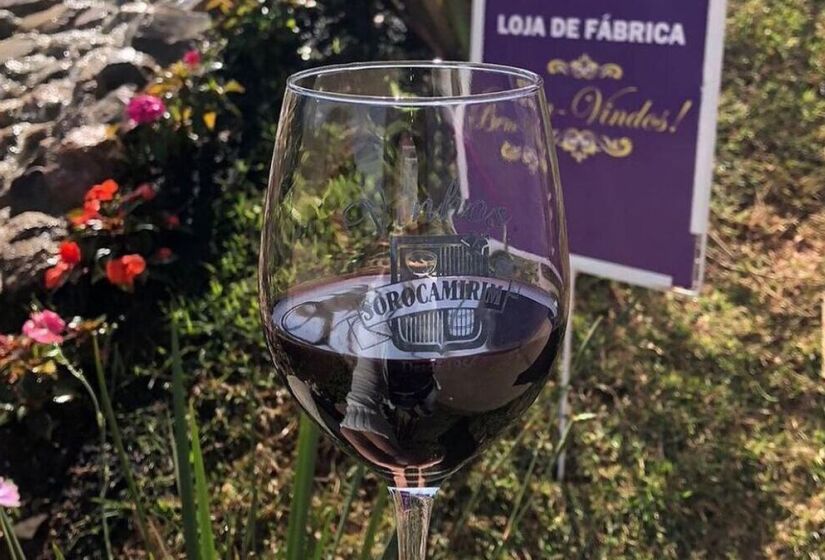 Localizada na Rota do Vinho de São Roque, a Vinhos Sorocamirim oferece degustação gratuita de vários rótulos.