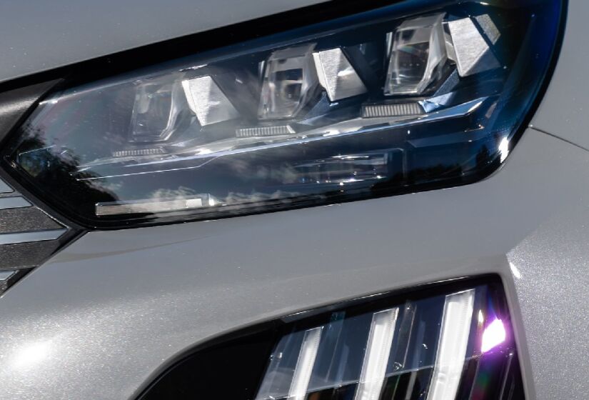 O carro conta com três garras verticais que acomodam as luzes de circulação diurna (DRL) em leds integradas nas inserções do para-choque
/Divulgação