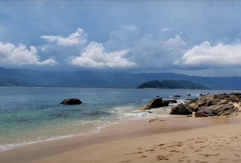 O litoral de São Paulo é referência quando o assunto é ter lindas praias e oportunidades de lazer e relaxamento. Contudo, mesmo com lindas paisagens e recursos naturais, alguns dos locais são menos conhecidos pelo público. A Ilha dos Gatos, em São Sebastião, é um exemplo disso - (Reprodução/Youtube)