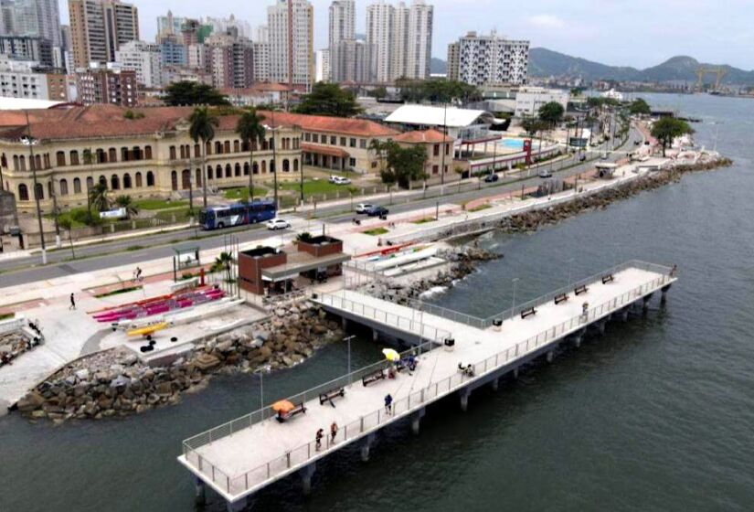 Para impedir que as ressacas avancem e atinjam a área urbana, a prefeitura da cidade instalou barreiras de grandes sacos de areia buscando impedir que o desastre possa se tornar realidade. Segundo os especialistas, contudo, a medida não é tão efetiva, e um plano de ação sobre a adaptação climática deveria ser implantado com urgência - (Divulgação/PMS)