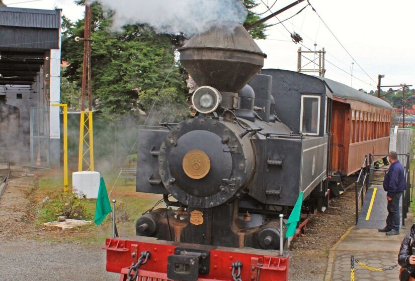 É possível fazer passeios de trem em Campos do Jordão a bordo de uma clássica Maria-Fumaça. A locomotiva percorre 4 km entre a Vila Capivari e a Vila Abernéssia, e costuma funcionar aos sábados e domingos. A aventura dura cerca de 30 minutos, somando o tempo de ida e volta, e não inclui paradas - (Foto: Governo de SP)