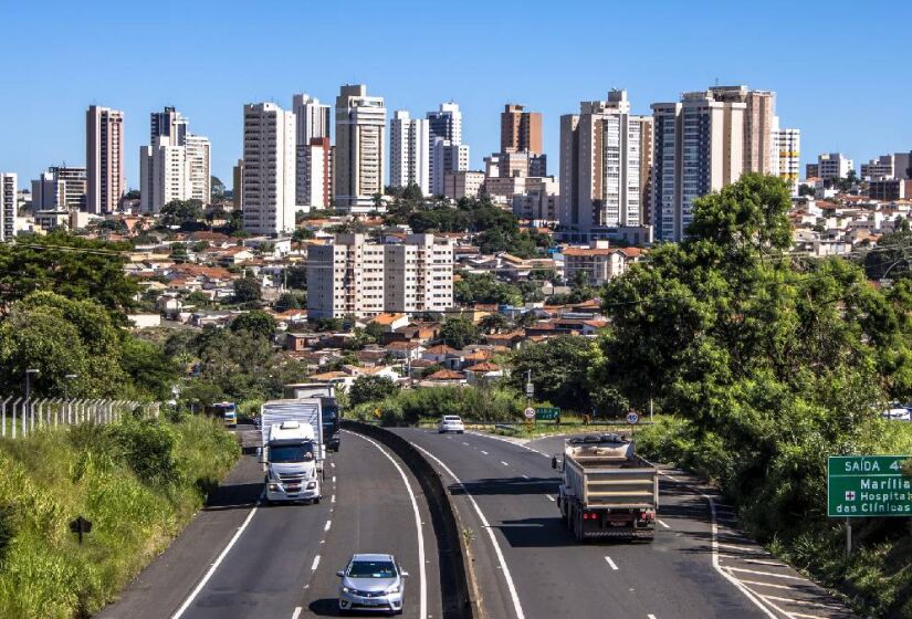 Marília é uma cidade importante como centro de educação e saúde porque oferece serviços médicos e hospitalares de alta qualidade, o que é essencial para o bem-estar dos idosos.