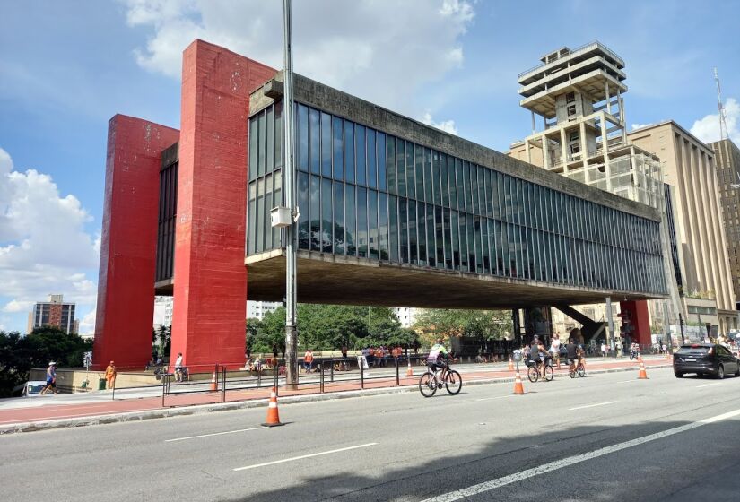 O Museu de Arte de São Paulo Assis Chateaubriand, popularmente conhecido como Masp, é um centro cultural e museu de arte brasileiro fundado em 1947 pelo empresário e jornalista paraibano Assis Chateaubriand. O enorme prédio é um dos projetos arquitetônicos mais famosos de São Paulo e possui um acervo permanente que conta com artistas como Renoir, Monet, Manet, e Van Gogh - (Rivelli Calaça/Google Reviews)