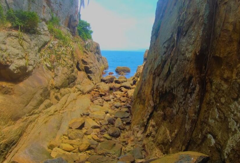 Imagens da Praia da Selinha, a menor praia do mundo, que fica em Ubatuva - (Foto: Reprodução/Youtube Ubatuba Guide)