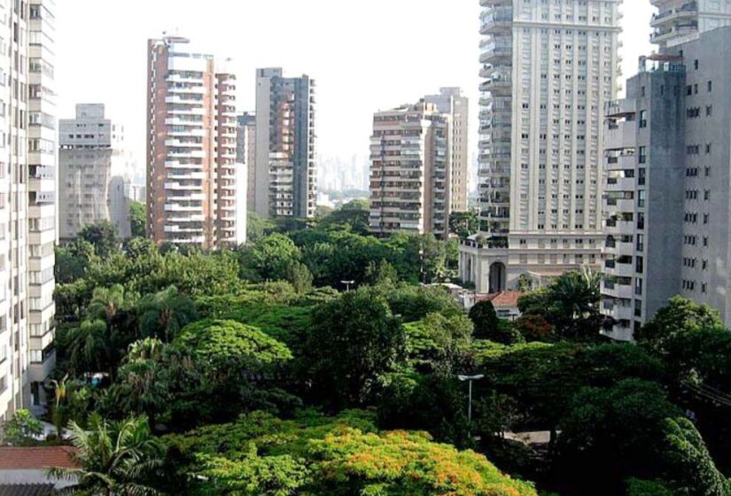 A cobrança mensal para quem mora em apartamento custa, em média, R$ 15,65 por metro quadrado para moradores do Jardim América, que lidera a lista. Considerando um apartamento de 150 metros quadrados, a taxa de condomínio no Jardim América ultrapassa facilmente o valor do salário mínimo nacional, custando R$ 2.347,50, em média. Se for usado uma média de apartamento de 80 metros quadrados, a taxa ficaria na casa dos R$ 1.252 - (Eduardo Knapp/Folhapress)