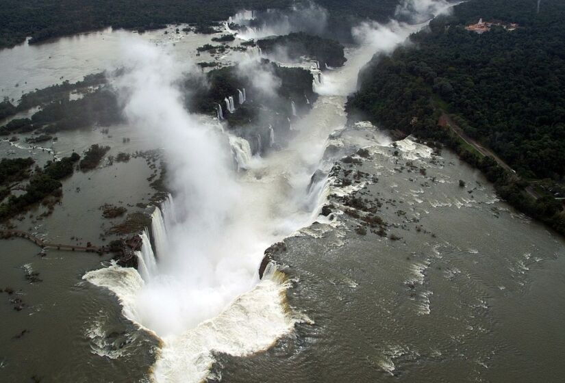 As Cataratas do Iguaçu oferecem uma das vistas mais impressionantes do mundo, com muitas quedas d'água cercadas por floresta tropical. Foto: Monika Neumann/Pixabay 