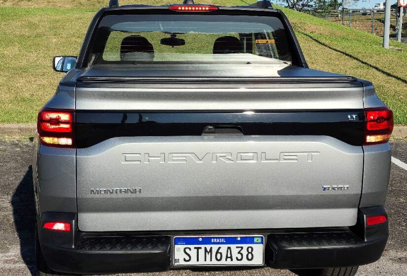 Na traseira, uma barra em preto brilhante conecta as lanternas trapezoidais, que avançam até a lateral da caçamba, com a tampa ostentando o nome "Chevrolet" estampado em baixo relevo na chapa metálica.
/Luiza Kreitlon/AutoMotrix