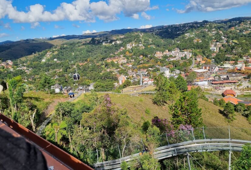 É possível visitar o Morro do Elefante por meio de um passeio de teleférico do Parque Capivari. A 1.800 metros de altitude, o local proporciona uma belíssima visão panorâmica da cidade. Quando é avistado de longe, o monte tem um formato semelhante ao de um elefante, o que explica o nome. Também por isso, há o o Parque dos Elefantes, com cenários e bonecos temáticos - (Foto: Oscar Iván Casallas Gracia/Google Reviews)