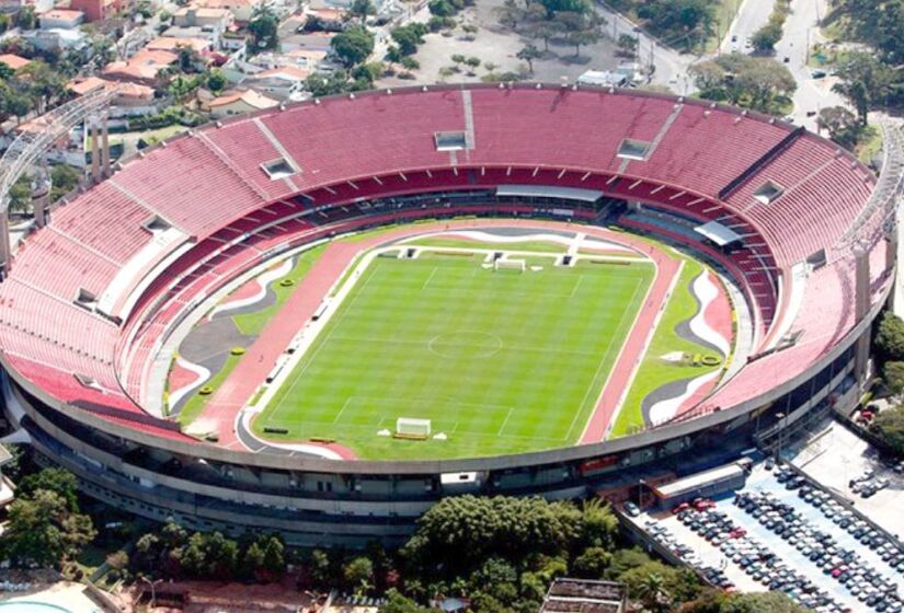 Para os são-paulinos apaixonados ou para os interessados em visitarem um dos estádios mais históricos de São Paulo, o MorumBIS Tour é uma visita guiada que acontece todos os dias pelo local. Você poderá visitar o Caminho dos Ídolos, uma espécie de calçada da fama das lendas do clube, o salão nobre, Zona mista/Sala de Imprensa, arquibancada norte, vestiário do clube, túnel e o escudo na lateral do gramado - (Divulgação/São Paulo Futebol Clube)