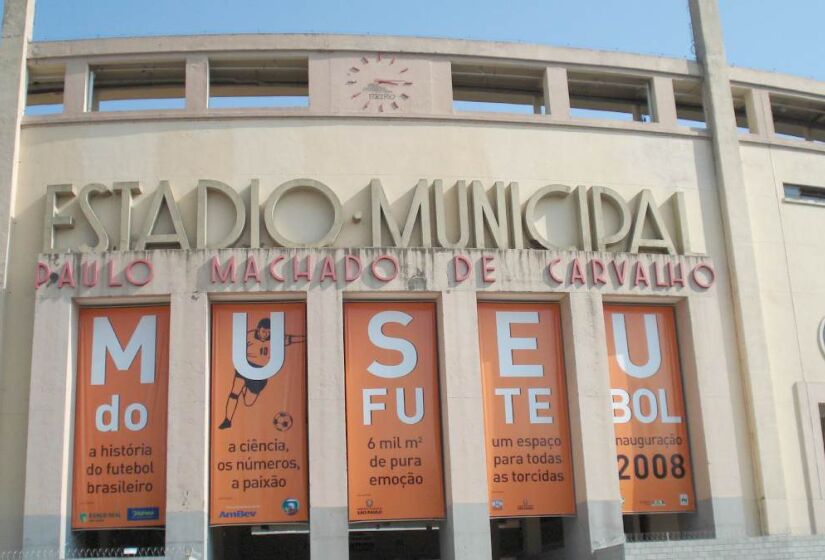 O Museu do Futebol é um espaço voltado para os amantes do esporte verem sua história e curiosidades, seja do futebol brasileiro ou mundial. Entre as atrações, o visitante tem acesso a uma sequência de experiências visuais e sonoras que mostram um pouco da história do esporte. No total, são seis horas de imagens exibidas em vídeos - (Wikimedia Commons) 