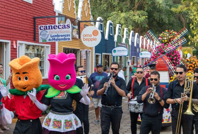 Um dos destaques da programação é a Parada das Flores, recheada de músicas típicas e carros alegóricos floridos. Foto: Divulgação/Expoflora 