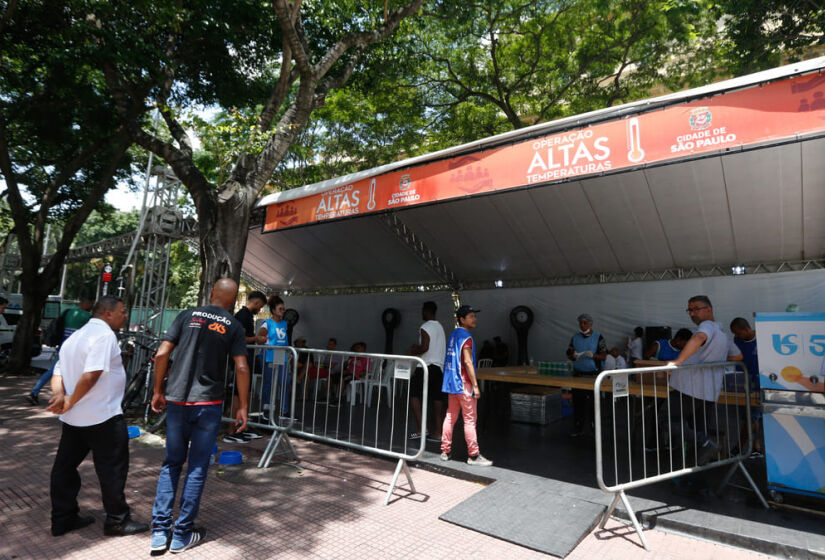 A Defesa Civil distribui agua para a população em frente ao Teatro Municipal em dezembro de 2023. Foto: Paulo Pinto/Agência Brasil