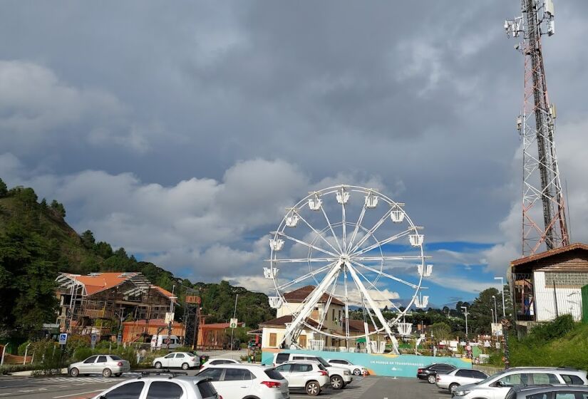 Dentro do centro turístico de Campos do Jordão, o Parque Capivari é uma das principais atrações, possuindo ótimas paisagens e com uma área verde. Além disso, o lugar conta com opções de lazer para toda a família, como pedalinho, tirolesa, escalada e arvorismo. É neste local que ocorre o Festival Internacional de Inverno de Campos do Jordão - (Foto: Luís Henrique Raja Gabaglia Mitchell/Google Reviews)