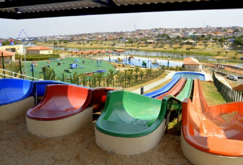 Ao todo são quatro escorregadores que levam a uma piscina que garante diversão às crianças, em Indaiatuba. Foto: Divulgação 