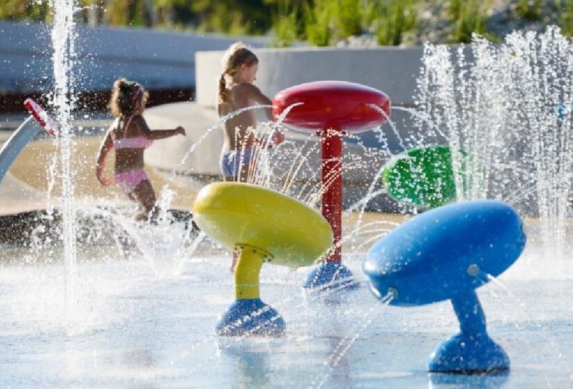 Crianças e adolescente de até 15 anos podem se divertir com chafarizes no parque aquático, do Parque da Criança. Foto: Divulgação.