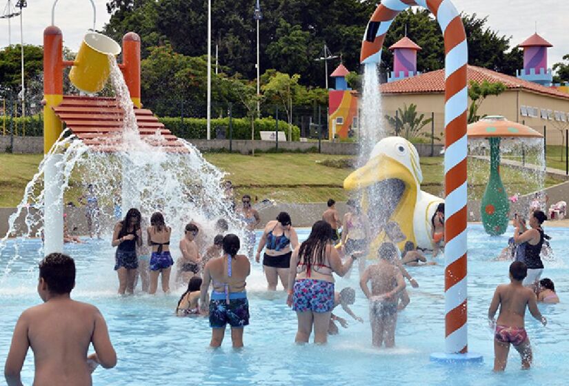 Outra atração para espantar o calor no parque aquático de Indaiatuba é ficar embaixo de uma cachoeira formada por um balde gigante. Foto: Divulgação