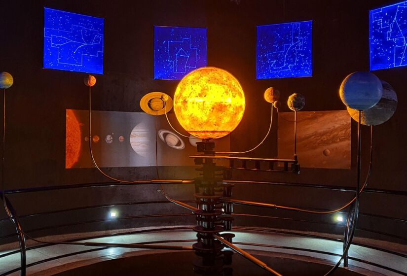 O museu também abriga a Exposição Atlas, que oferece um espaço tematizado para reflexões sobre diferentes modelos de universo, como o Geocentrismo de Ptolomeu e o Heliocentrismo de Copérnico. Foto: Divulgação