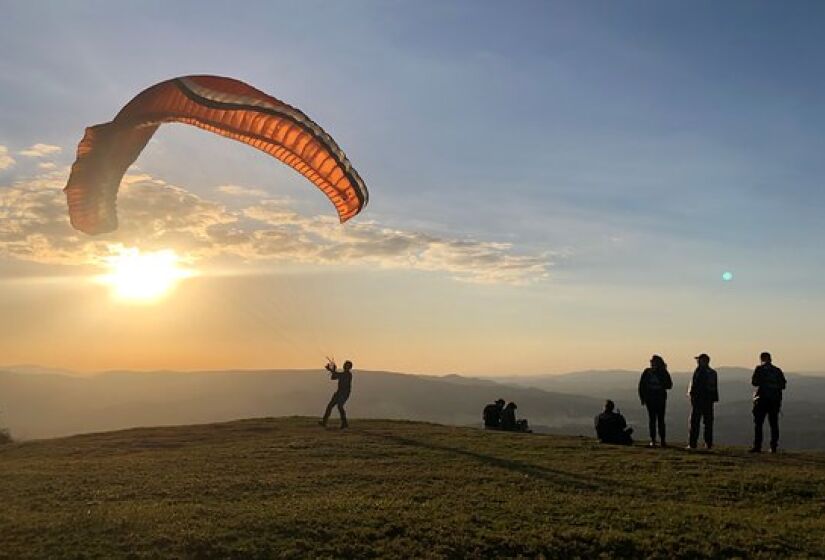 O Pico da Cascavel é para quem deseja voar pelos céus de Socorro apreciando a paisagem da cidade do alto, além de ter um lugar perfeito para apreciar o pôr do sol - (Foto: Divulgação)