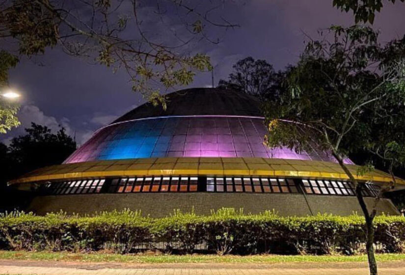 Presente dentro do Parque Ibirapuera, o espaço chamado de Planetário Ibirapuera apresenta sessões educativas que levam as crianças para uma jornada pelo universo. Com formato arredondado, como o de um planeta, o espaço, que possui o nome original de Planetário Professor Aristóteles Orsini faz parte do patrimônio científico de São Paulo - (Divulgação)