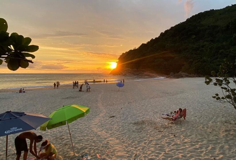 O pôr do sol na Praia de Santiago se destaca pelo céu colorido em tons vibrantes, do laranja ao violeta, e pelo efeito de contraluz da Ilha Montão de Trigo no horizonte. Foto: Divulgação