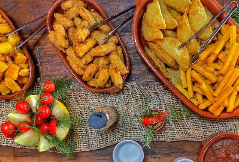 Porções de mandioca frita, batata e calabresa estão inclusas no rodízio
Foto: Reprodução/Facebook