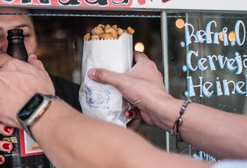 A janela de Comida Rápida do restaurante vende bebidas, sanduíches e porcopoca. Ela está aberta de segunda à sábado das 12h às 23h e aos domingos das 12h às 17h. / Foto: Divulgação/Instagram