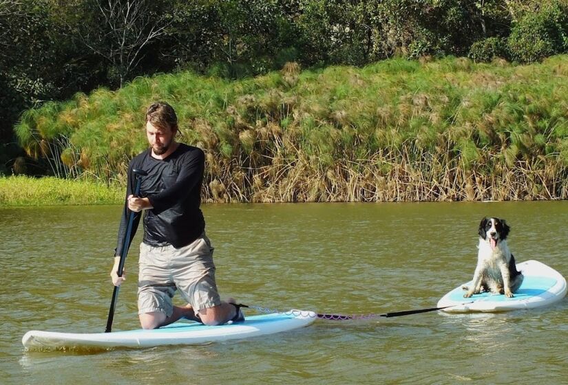 Os hóspedes podem se divertir com atividades aquáticas como caiaque e stand-up paddle. Foto: Divulgação/Pousada Gaia. 