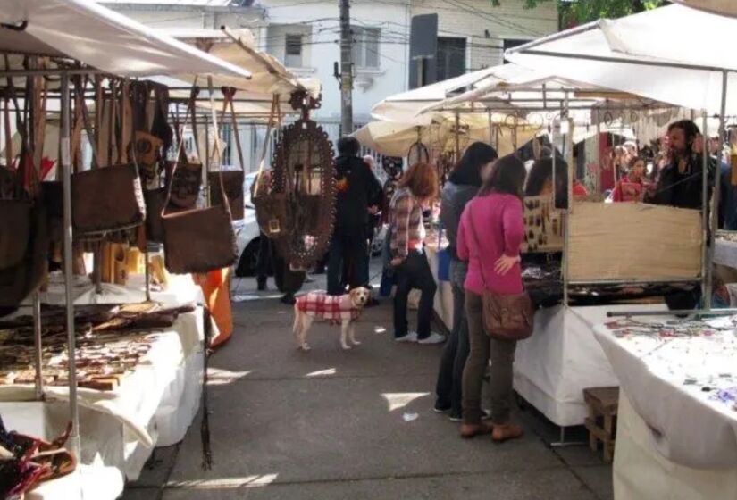 Desde 1987, a Feira da Praça Benedito Calixto acontece aos sábados e é um local de referência para artesanato, comida e antiguidades. / Foto: Marcelo Lha/SPTuris