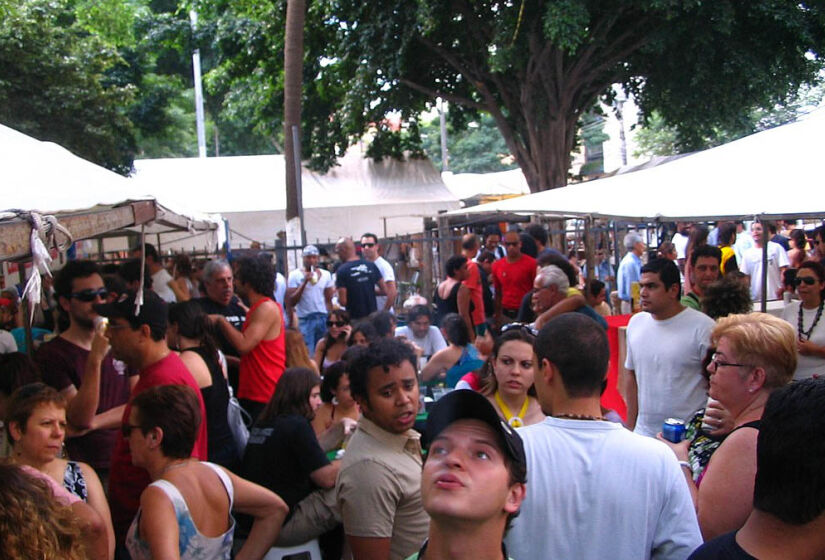 A feira da Praça Benedito Calixto, em Pinheiros, acontece há 37 anos. Por lá, é possível encontrar artesanato, antiguidades, roupas e comida. Foto: Vinícius Pinheiro / Wikimedia Commons