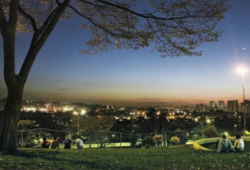 Na Praça Coronel Custódio Fernandes Pinheiro, conhecida como Praça do Pôr do Sol, é localizada no bairro de Alto de Pinheiros, em São Paulo. Os visitantes se reúnem para observar o pôr do sol no final da tarde. / Foto: Divulgação/pracapordosol.com