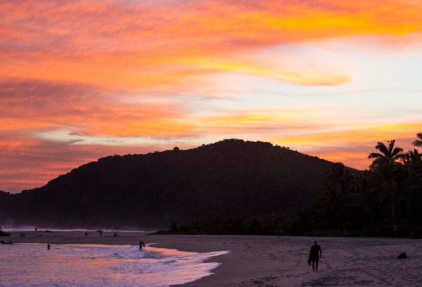 Camburi, localizada em São Sebastião, é uma das praias mais movimentadas e badaladas da região, atraindo visitantes que buscam tanto descanso quanto agito. / Foto: Divulgação/@ThianaImoveis